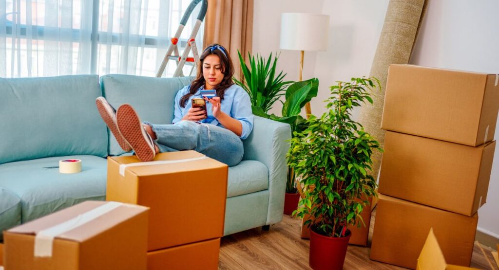 Mujer en vivienda / Getty