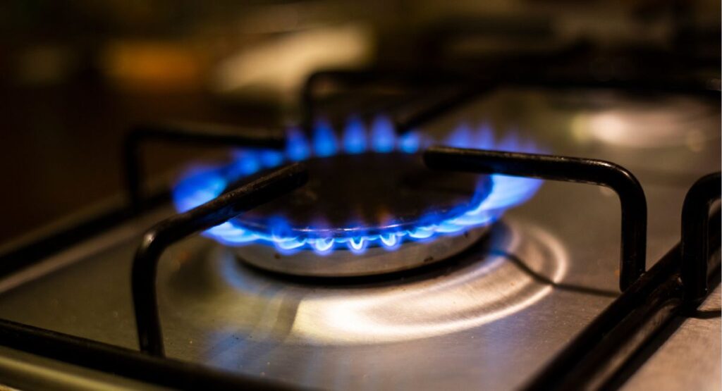 Imagen de estufa de gas encendida / Getty