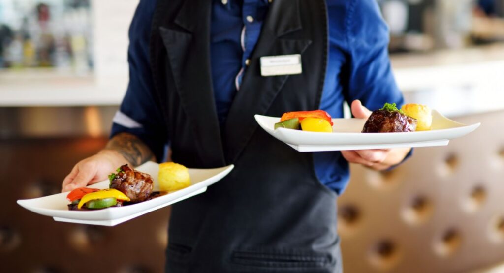 Mesero en Estados Unidos / Shutterstock