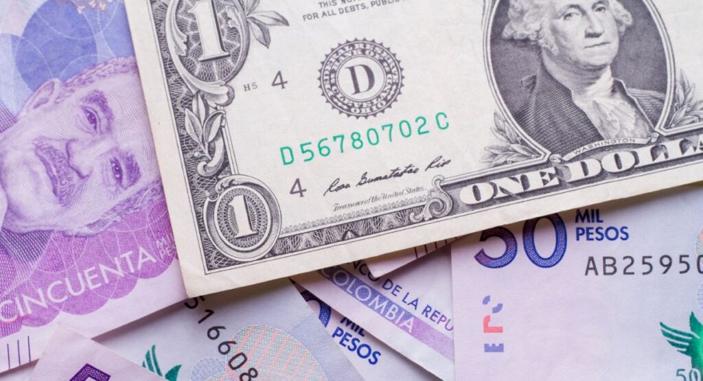 Dólares y pesos colombianos / Getty