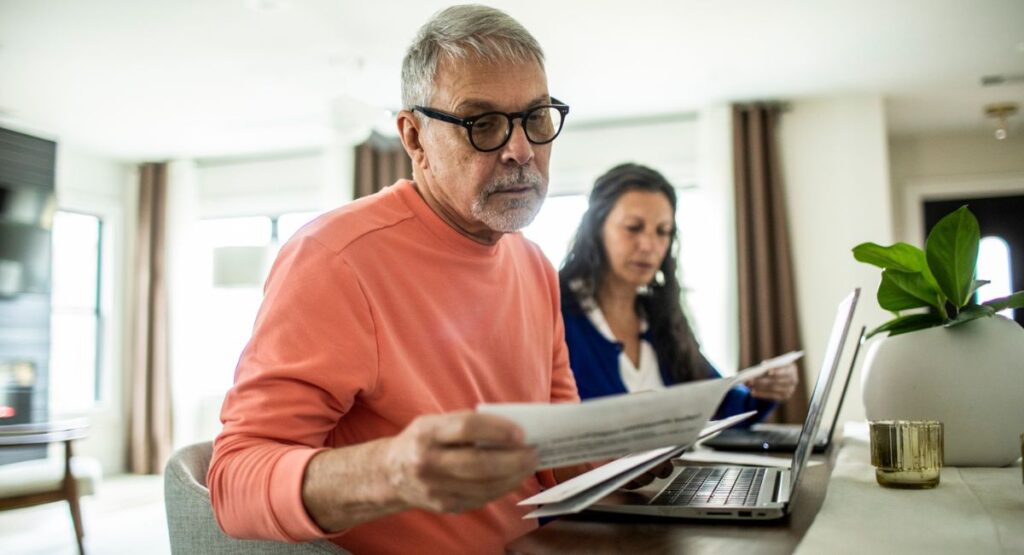 Imagen ilustrativa de ancianos revisando extracto pensional / Getty