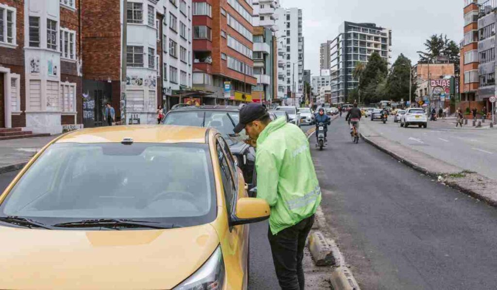 Más de $600.000 pagarán de multas quienes invadan carriles preferenciales en la carrera Séptima