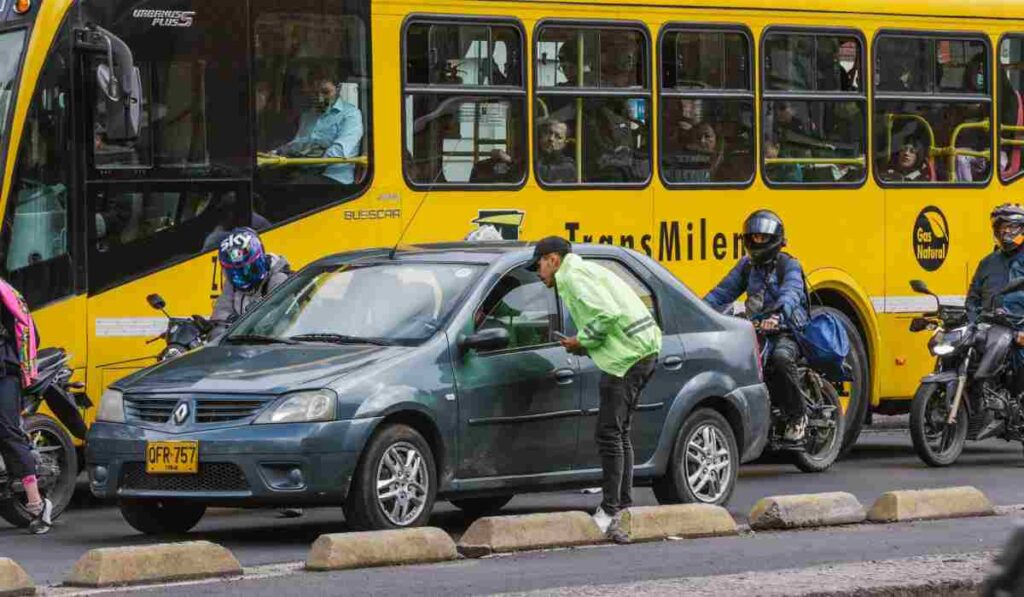 Multa para conductores que invadan carril preferencial en la carrera Séptima