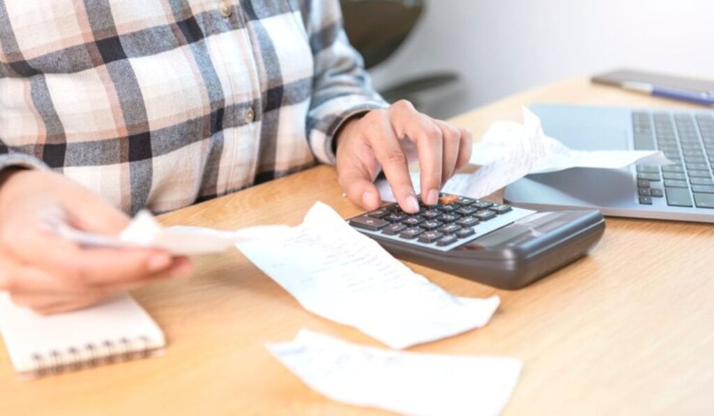 Persona con calculadora