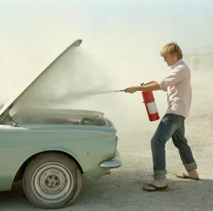 Dónde debería estar ubicado el extintor del carro para reaccionar en caso de emergencia