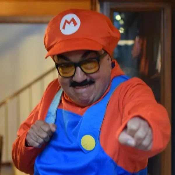 ‘Game Over’: candidato ‘Mario Bros’ se quedó sin vidas y también se quemó en Bogotá