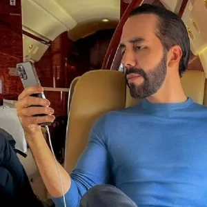 Cómo fue la cena de Navidad en la megacárcel de Bukele, en El Salvador