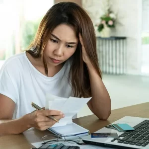 Señales de alerta que indican que perdió el control de sus finanzas personales y qué hacer