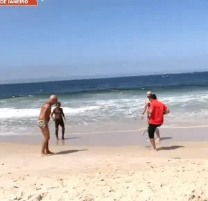 Periodista de Win sacó ‘jogo bonito’ en plena playa brasileña y asombró con su magia