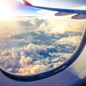 Esta es la curiosa razón por la que las ventanas de los aviones son dobles