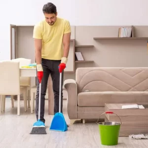 ¿Barrer de adentro hacia afuera o al revés? El origen y significado de la superstición