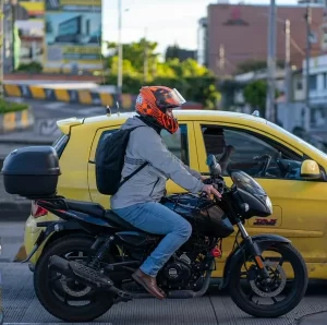 ¿Se puede manejar moto con la licencia de conducción del carro? Mintransporte fue claro