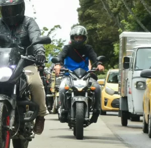Estos son los casos en los que sancionarán a las motos por adelantar a otro vehículo