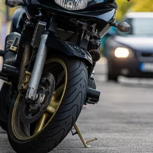 ¿Cuánto es la multa para motociclistas que suben al andén? Es costosa y da inmovilización