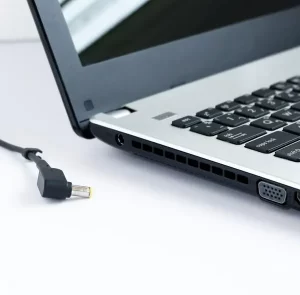 ¿Qué debe conectar primero: el cargador o el computador? Uno de estos daña el dispositivo