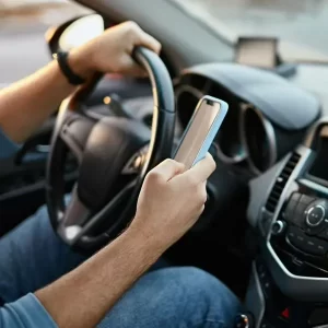 ¿Cuánto es la multa por usar el celular mientras maneja? Distracción al volante sale cara