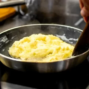 Experto dice si es más saludable preparar huevos revueltos con mantequilla o margarina