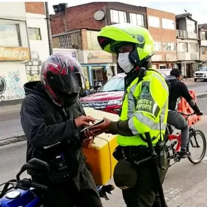 Cuánto vale comparendo por ir en contravía en moto: tiene chicharrón adicional según ley