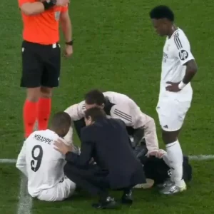 Mbappé celebró como ‘CR7’, hizo historia en Champions, pero preocupó al Madrid con lesión