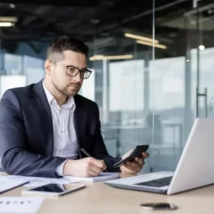 Cuánto vale un día de trabajo en Colombia en dólares: casi lo mismo de una hora en EE. UU.
