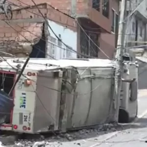 Video de camión de basura que chocó contra casa, en Ciudad Bolívar; hubo fuga de gas