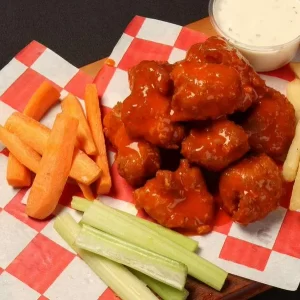 ¿Por qué se sirven las alitas con apio? Motivará a comer mucho más sin afectar la salud