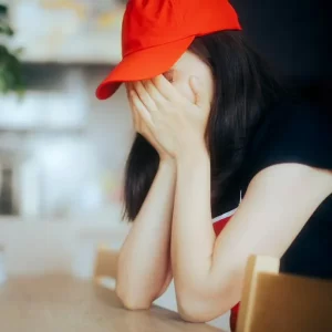 Mesera recibió $ 40 millones de propina y la despidieron por lo que hizo con la plata