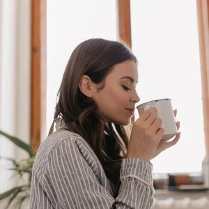 El mejor horario en el que debe tomar tinto para mejorar la salud cardíaca, según expertos