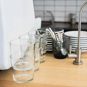 ¿Los vasos deben guardarse boca arriba o boca abajo? Truco con el que se ahorra espacio