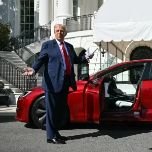 Cuánto vale el Tesla que Trump le compró a Elon Musk y que parqueará en la Casa Blanca