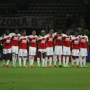 Santa Fe, sin técnico aún, ahora se metió en problemas con Fifa por “deudas a jugadores”