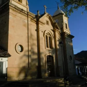 El pueblo escondido a dos horas de Bogotá donde se puede hospedar en un bosque