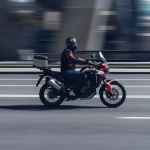 Motociclista vive calvario por culpa del concesionario: mal trámite lo dejó andando a pie