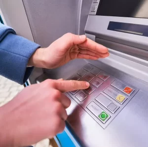 Ahorros de miles de colombianos, en riesgo: este es el error común en la clave del cajero