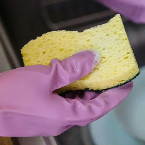 Cómo desinfectar una esponja de cocina muy fácil y económico: hay truco casero poco común