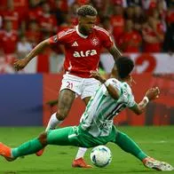 William Tesillo, central de Atlético Nacional y Wesley, de Internacional