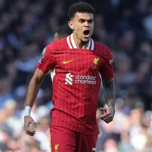 Luis Díaz pone a soñar al Liverpool con la Premier: golazo y curiosa celebración con Salah