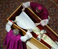 Así fue el ataúd del papa Benedicto XVI.