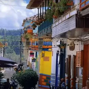 Pueblo de los balcones en Colombia, a dos horas de Medellín, es cuna de un ícono mundial