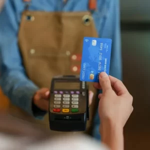 A endeudados con sus tarjetas de crédito les apareció salvavidas para no tener que pagar