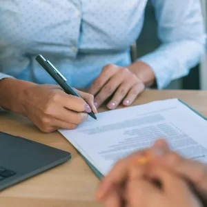 A joven le dieron su primer trabajo y la echaron en menos de 5 horas por impensable razón