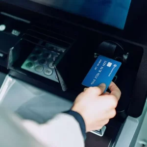 Cómo saber si un cajero tiene clonador de tarjetas oculto en Colombia: hay pistas simples