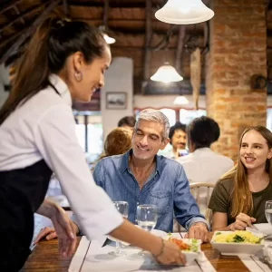 Qué significa que alguien ayude a meseros a recoger la mesa, en psicología: hay caso raro