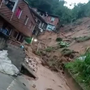 Al menos 5 muertos, por deslizamiento en Sabaneta; lluvias en Medellín siembran el caos
