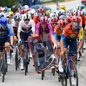 Fuerte caída en la etapa del Giro de Italia involucró al líder y dejó un retiro más