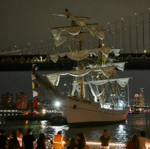Tragedia en Nueva York: dos muertos por choque de buque mexicano contra puente de Brooklyn