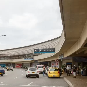 Abren vía de más de 200 m cerca de aeropuerto de Rionegro que pone a volar a conductores