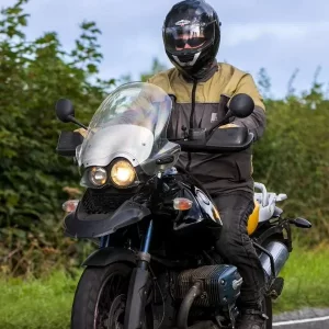 Motociclistas cometen error muy común que en minutos les pasa factura: todos pasan aceite