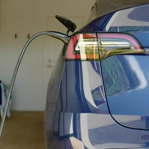 Por falsas promesas y problemas, reconocida empresa de carros eléctricos vive un calvario