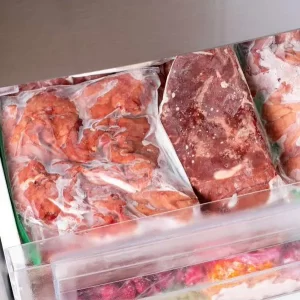 Qué pasa al descongelar la comida y guardarla otra vez: hay trucazo que salva a muchos